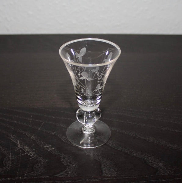 1 stort snapsglas med slipad dekor från Skruf