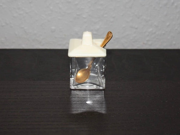 Saltkar med sked och lock