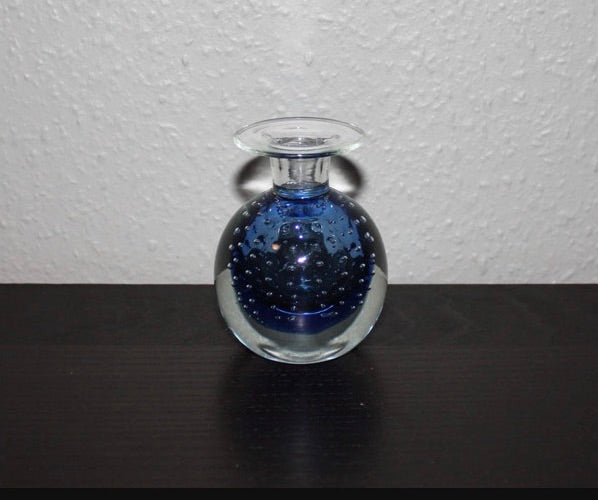 Blå ljusstake med luftbubblor