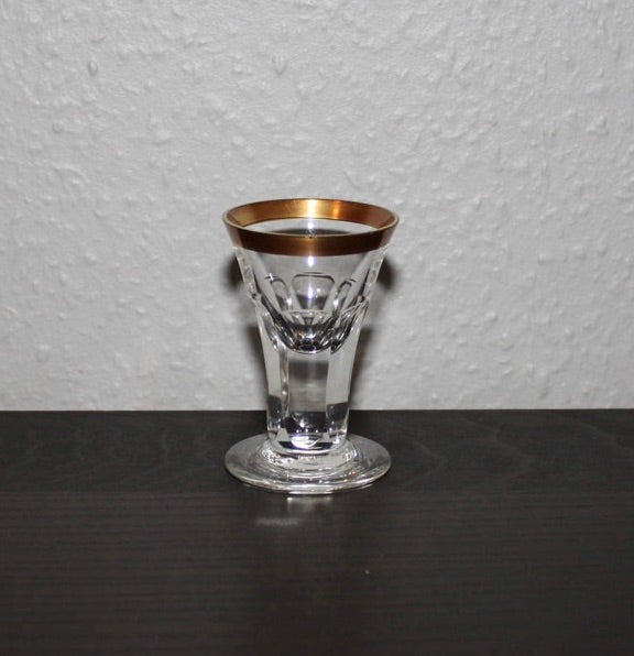 Annorlunda snapsglas med guldkant