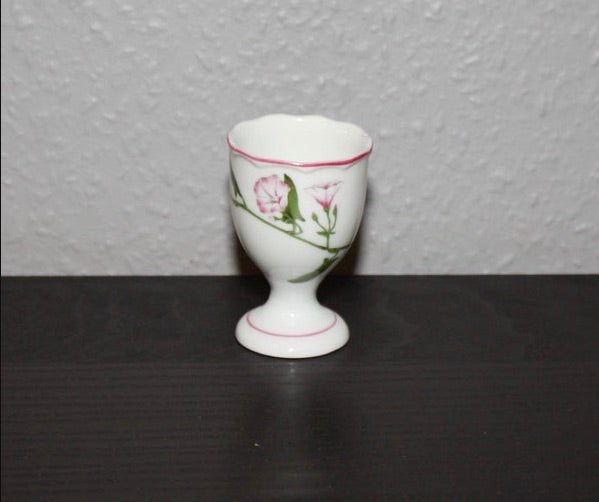 Äggkopp med rosa blommor