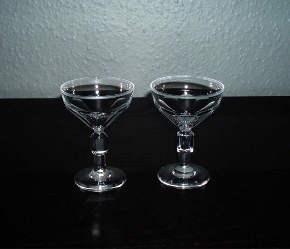 2 st likörglas med slipad kant och annorlunda ben